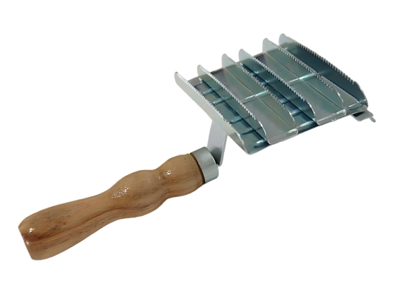 Horse Grooming Rake with Wooden Handle, Livestock Shedding Comb